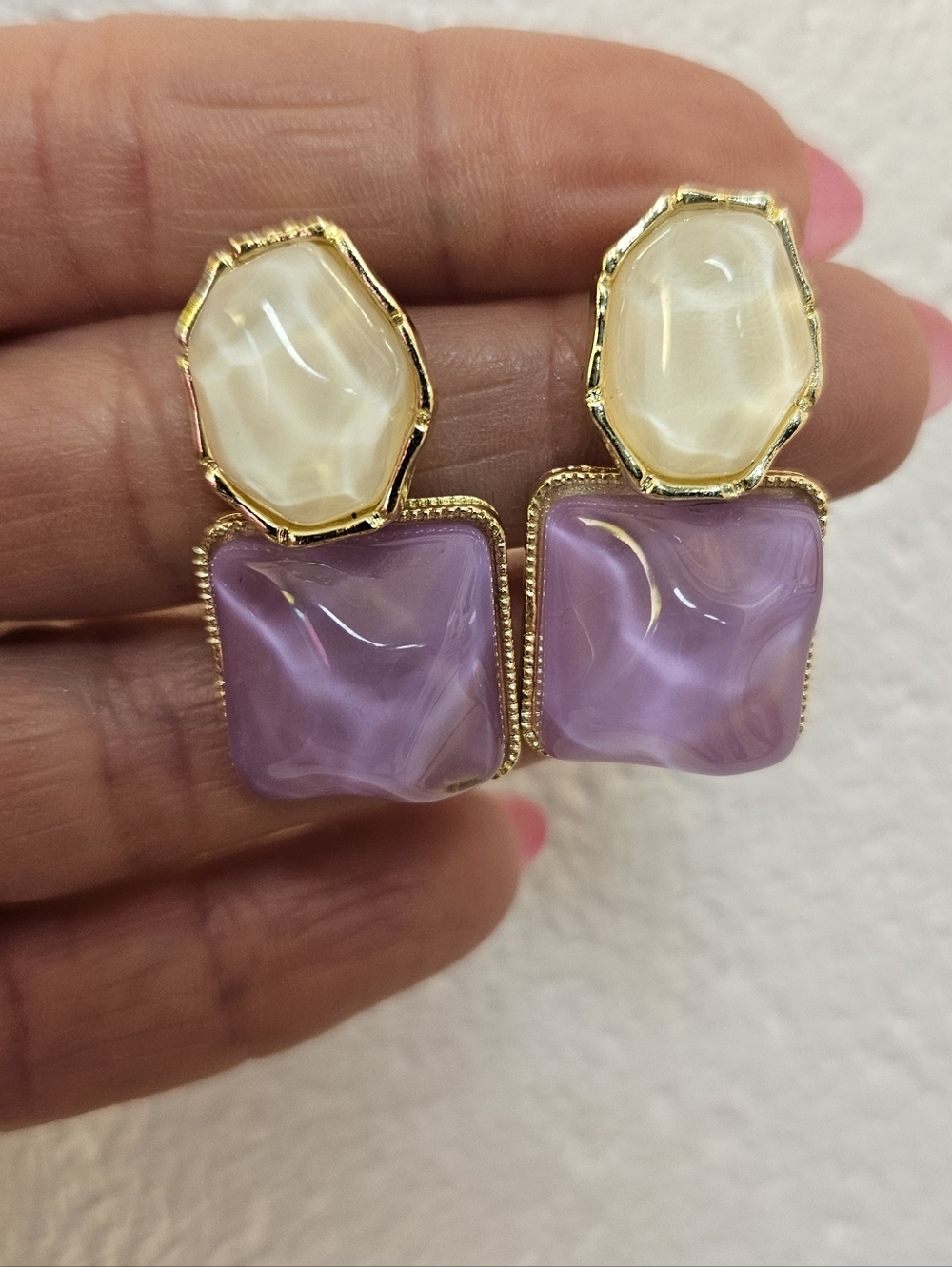 NEW Gold-Tone Lavender and White Drop Earrings - Picture 5 of 7